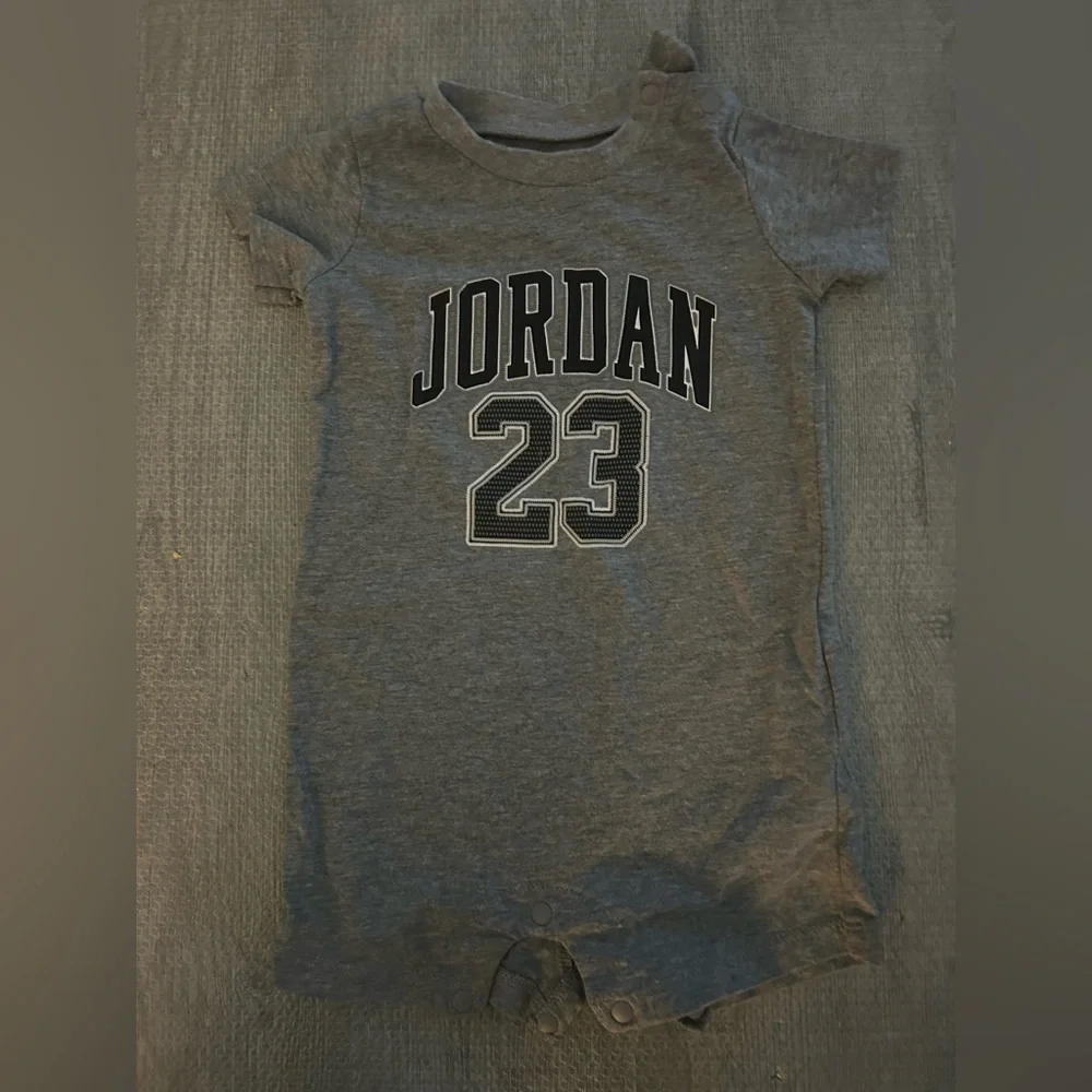 Jordan baby Gray Short Sleeve top. Size 0-6M